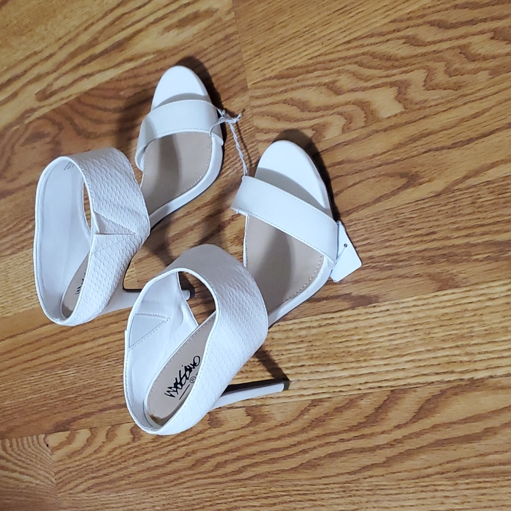 Heels 👠 - Picture 2 of 4